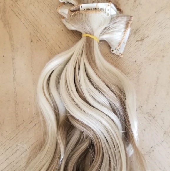 Blonde Wavy Full Head Clip in Extension - Picture 5 of 7